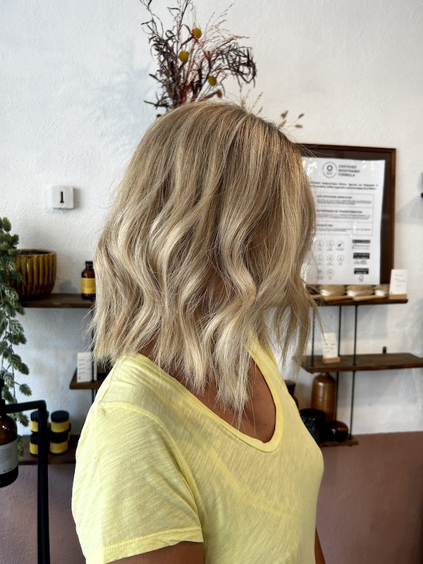 Coupe femme et couleur biodynamique Oway réalisées sur cheveux blonds par Le Petit Coloriste à Bordeaux